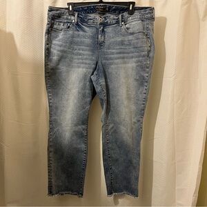 Torrid Crop Boyfriend Jeans Frayed Hem Vibes Light Wash Denim 22